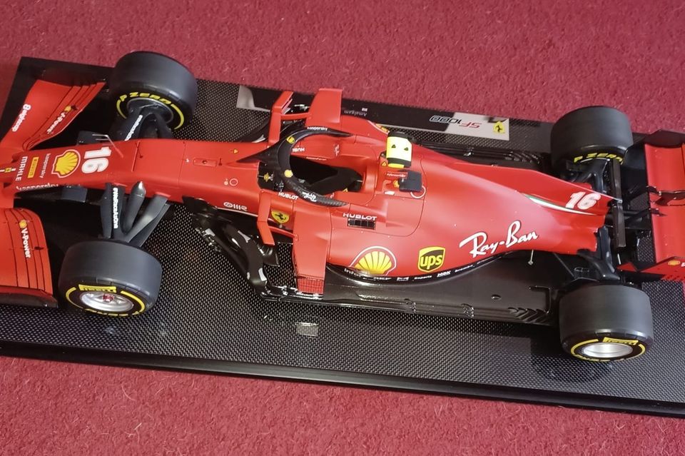 Nicht immer muss Spielzeug einige Jahrzehnte „reifen“, um einen hohen Preis zu erzielen. Das beweist die Nummer drei im Ranking des teuersten Spielzeugs bei Catawiki. Diesen Platz reklamiert derzeit ein Ferrari SF1000 #16 im Maßstab 1:8, den der Spielzeughersteller Amalgam in einer Auflage von nur 50 Stück produzierte. Anlass war der 1000. Grand Prix der Scuderia Ferrari in der Formel-1-Saison 2020. Das Modellauto wurde den Angaben zufolge mit Ferrari entwickelt. Das erklärt, warum 2021 jemand 7540 Euro für den Mini-Sportwagen hingeblättert hat. Allerdings kostete das Sammlerobjekt ursprünglich bereits 5000 bis 6000 Euro. Auch hier zeichnete sich ein Trend ab. „Die Verkäufe von Modellautos auf Catawiki sind im vergangenen Jahr um fast 15 Prozent gestiegen“, informierte die Plattform. 