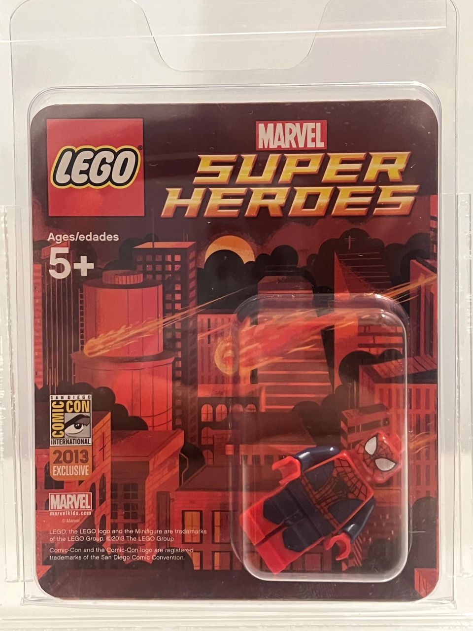 Manchmal war das teuerste Spielzeug ursprünglich gratis. „Noch einmal Spider-Man, noch einmal Comic-Con“, heißt es auf Platz zwei des teuersten Spielzeugs aller Zeiten auf Catawiki. 350 Exemplare dieser Minifigur des Superhelden wurden 2013 auf der Comicmesse unters Volk gebracht. Sie wurde 2023 die bislang teuerste Lego-Figur, die je auf der Auktionsplattform verkauft wurde. 8000 Euro ließ sich ein Sammler den Mini-Peter-Parker kosten. 