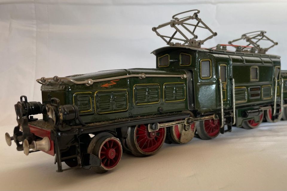 Ein wahrer Klassiker der Spielzeuggeschichte hält auf Catawiki den Rekord – und das unangefochten. Auf der Plattform wurde 2023 eine Spielzeuglok von Märklin für 15.000 Euro versteigert. „Ursprünglicher Verkaufspreis: 144 Reichsmark (ca. 645 Euro heute)“, hieß es dazu im Ranking. Die großformatige Nachbildung der markanten Schweizer Elektrolokomotive Be 6/8 wurde jahrzehntelang in der Originalverpackung mit Begleitdokumenten aufbewahrt, wie Catawiki erklärte. „Die handwerkliche Präzision von Märklin und die Popularität des 'Krokodil'-Designs trugen ebenfalls zum hohen Verkaufspreis bei.“