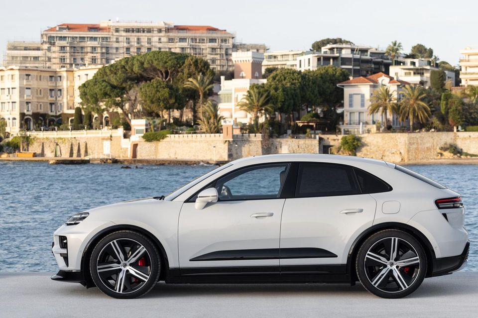 Вид сбоку на Porsche Macan Turbo