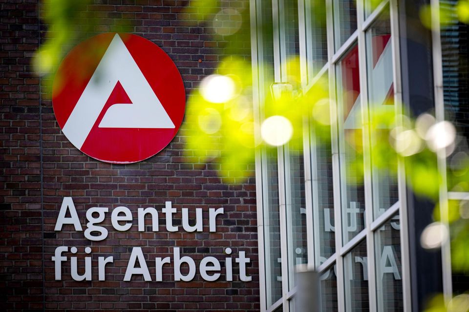 Der Schriftzug „Agentur für Arbeit“ hängt am Gebäude der Bundesagentur für Arbeit in Oldenburg