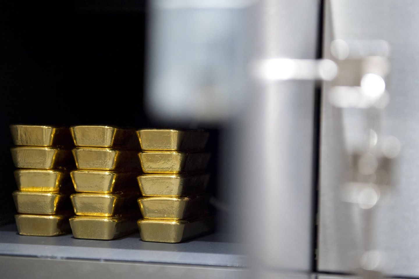 Goldbarren in einem Schließfach im Tresor des Goldhandels Pro Aurum
