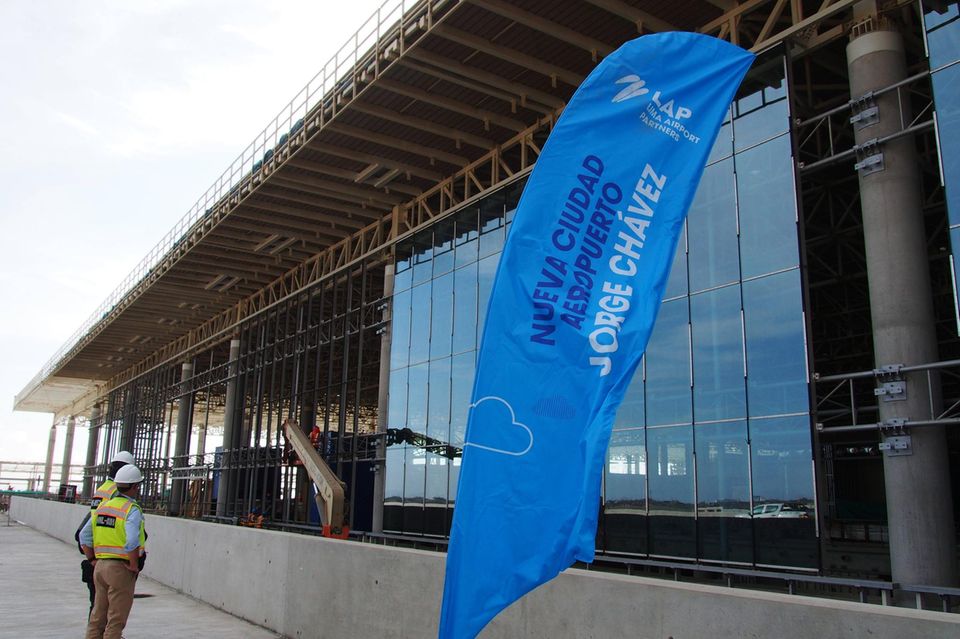 Der neue Flughafen Jorge Chavez City, ist auf einem Banner an einer der neuen Hallen zu lesen