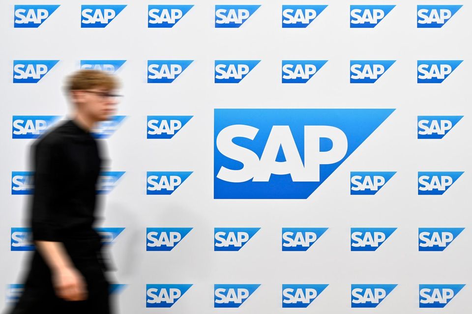Das Logo des Software-Unternehmens SAP zu sehen auf der Messe Hannover