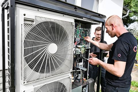 Techniker warten eine Wärmepumpe