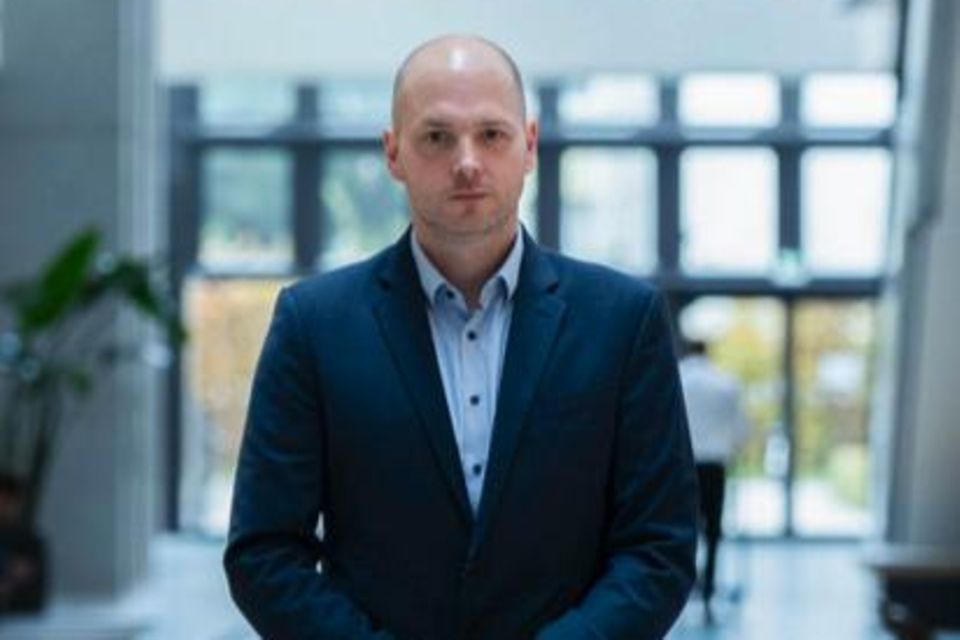 Co-Pierre Georg leitet seit September 2024 das Blockchain Center an der Frankfurt School of Finance & Management. Zuvor war er Professor für Blockchain-Technologien an der University of Cape Town und arbeitete dort auch für die südafrikanische Zentralbank. Co-Pierre Georg promovierte 2011 an der Universität Jena, wechselte später zum Forschungszentrum der Deutschen Bundesbank und dann als Associate Professor of Finance an die EDHEC Business School in Frankreich. Er ist derzeit Research Associate in Oxford und an der Columbia University. Er hatte zuvor bereits Gastaufenthalte an der HEC Paris, EPFL, MIT und Princeton.