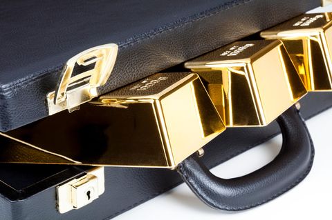 Ein schwarzer Aktenkoffer mit Goldbarren