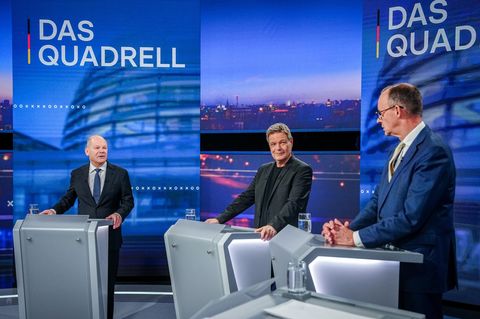 Olaf Scholz, Robert Habeck und Friedrich Merz stehen vor Redepulten im RTL-Studio