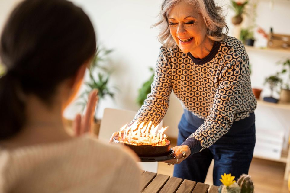 Der 18. Geburtstag markiert den Start ins Erwachsenenleben – und häufig das Ende der Familienversicherung