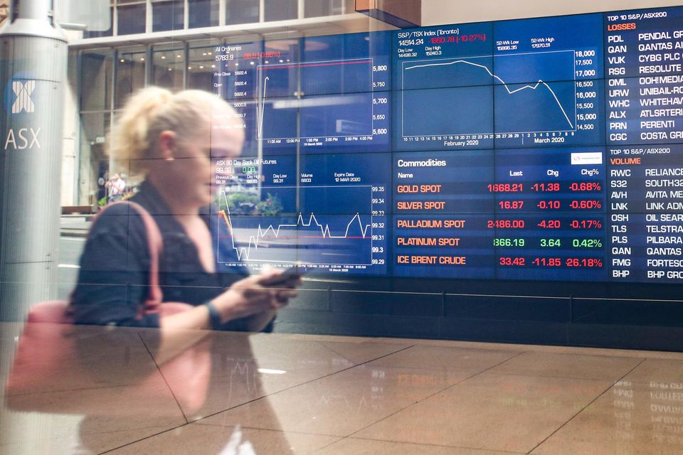 Eine Frau geht an der Börse in Sydney vorbei