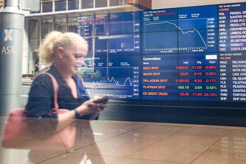 Eine Frau geht an der Börse in Sydney vorbei