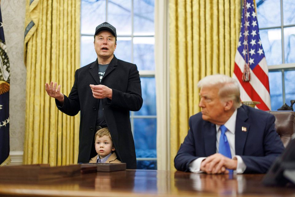 Donald Trump hört Elon Musk im Oval Office des Weißen Hauses zu