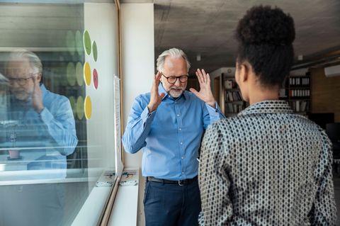 Ein älterer Chef und eine junge Chefin stehen beisammen