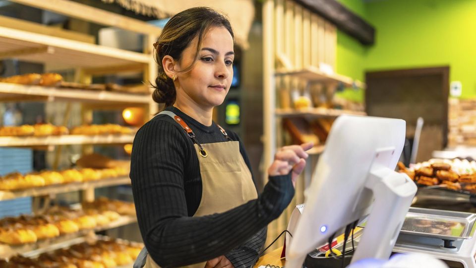 Verkäuferin an der Kasse Verkäuferin an der Kasse