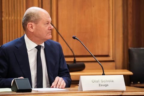 Olaf Scholz sitzt als Zeuge auf seinem Platz beim Cum-Ex-Untersuchungsausschuss der Hamburger Bürgerschaft