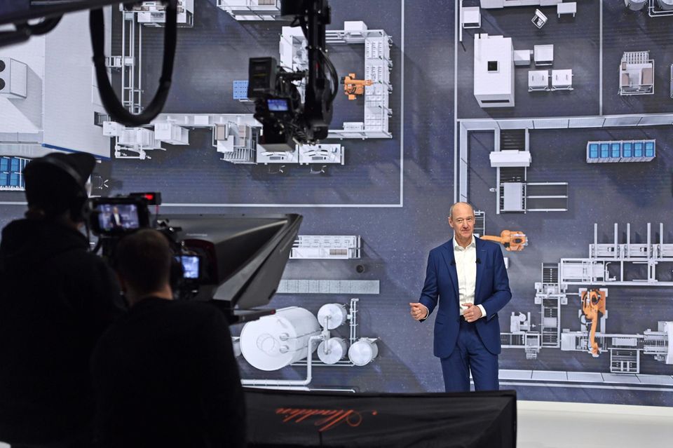 Siemens-Chef Roland Busch spricht bei der digitalen Hauptversammlung seines Konzerns