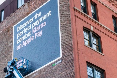 Werbeplakat von Klarna an einer Hauswand