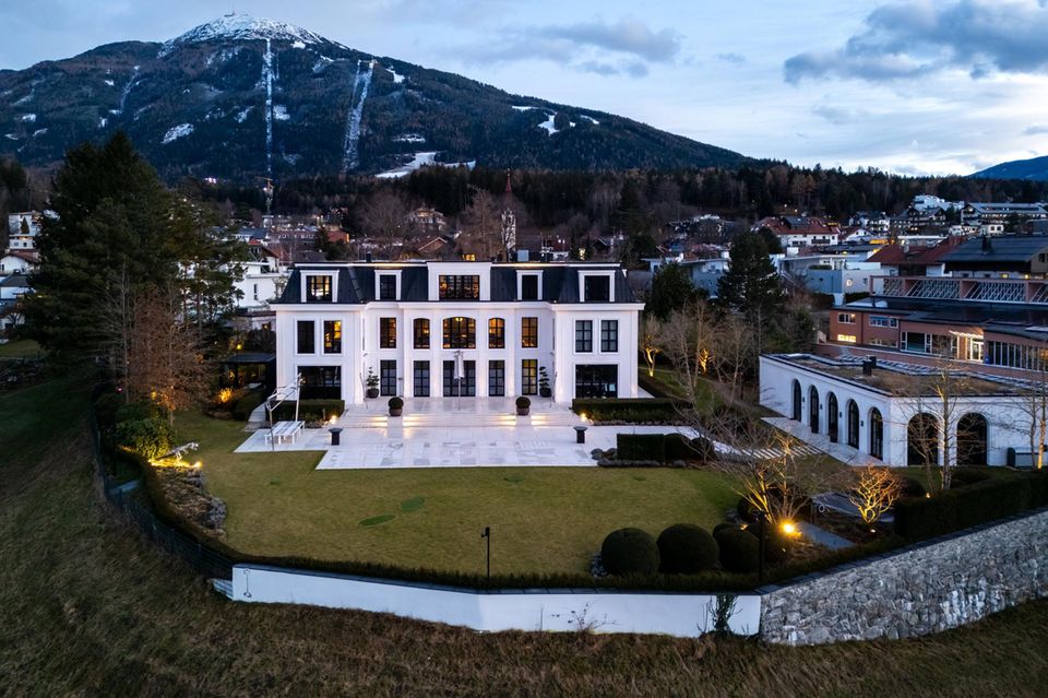 Außenansicht zur blauen Stunde der von Signa-Gründer Rene Benko privat genutzten Villa in Innsbruck