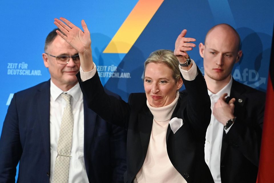 AfD-Chefin Alice Weidel klatscht in die Hände
