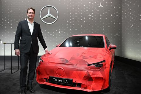 Mercedes-Benz-CEO Ola Källenius steht vor der Bilanz-Pressekonferenz vor einem neuen CLA Fahrzeug