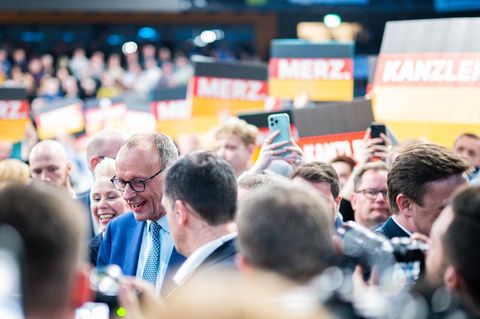 Friedrich Merz in der Menge bei einer Wahlkampfveranstaltung in Vechta