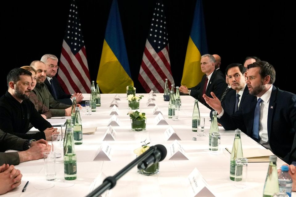 De Oekraïense president Volodymyr Zelenskyy (2e van links) ontmoet de Amerikaanse vicepresident J.D. Vance