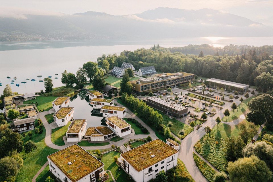 Aus der Drohnenperspektive: Das „Deltapark Vitalresort“ liegt direkt am malerischen Thunersee