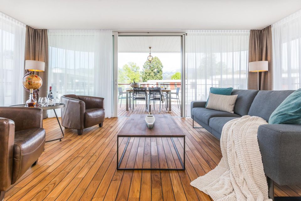 Die liebevoll gestalteten Zimmer der Seevillen besitzen bodentiefe Fenster und ein offenes Raumkonzept