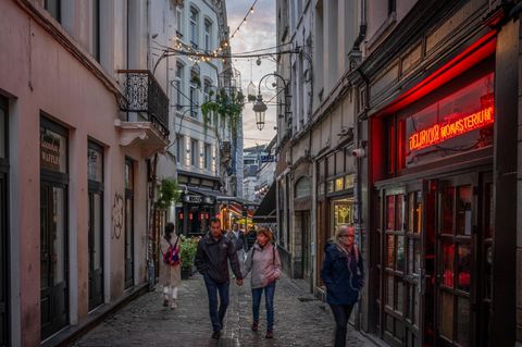 Passanten in der Rue des Bouchers in Brüssel