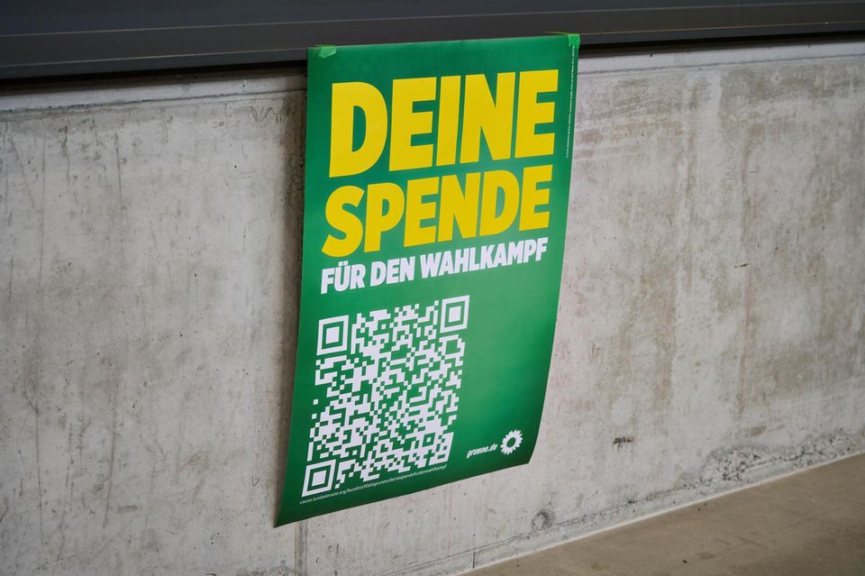 Ein Plakat ruft zur Parteispende an die Grünen auf