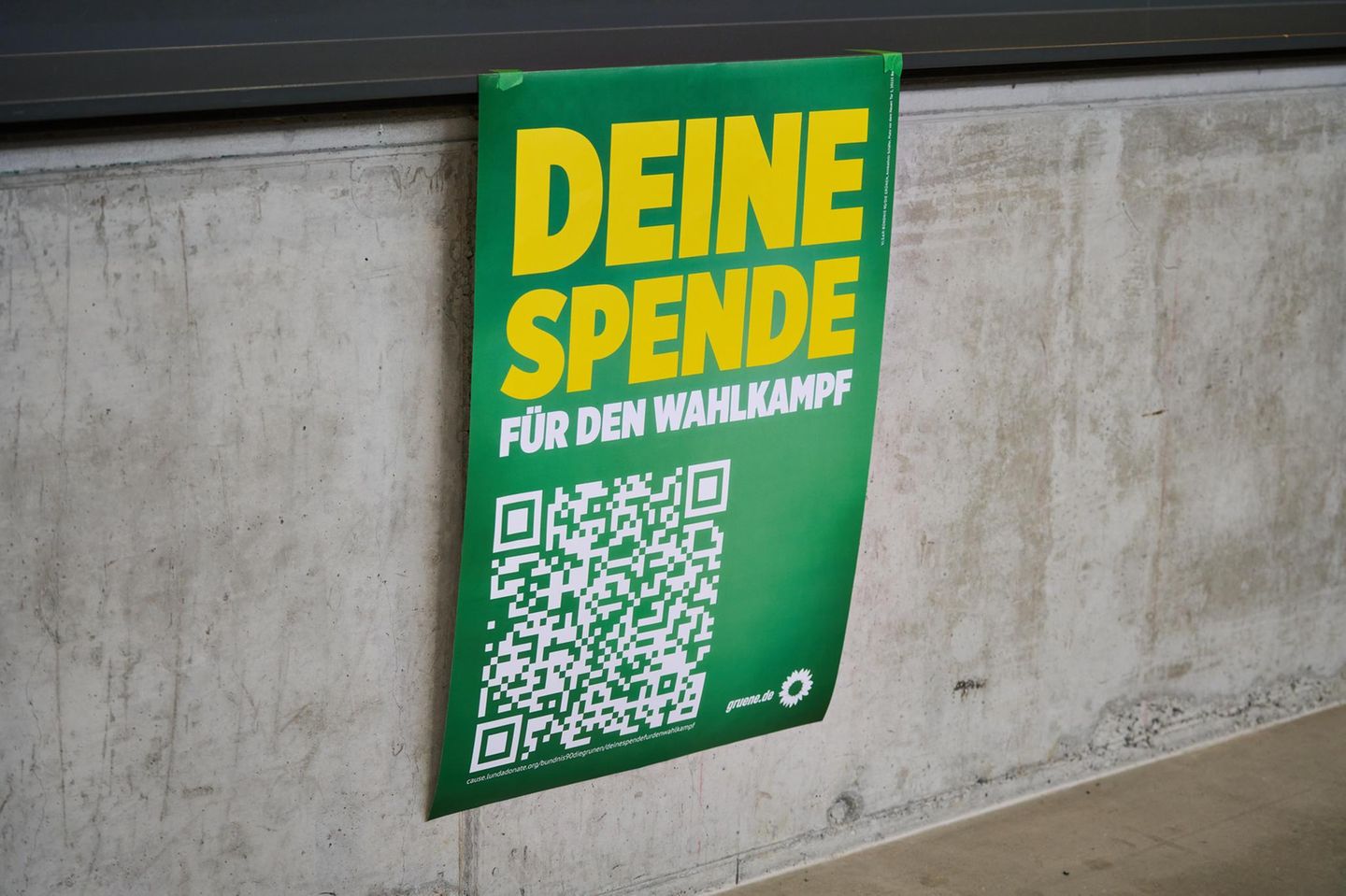 Ein Plakat ruft zur Parteispende an die Grünen auf