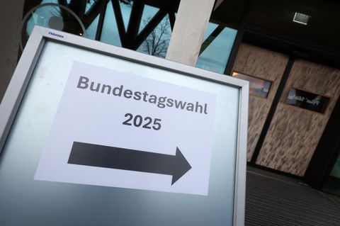 Ein Hinweisschild mit der Aufschrift "Bundestagswahl 2025" steht vor einem Wahllokal