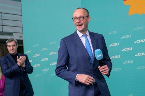 Wahlsieger Friedrich Merz betritt in der CDU-Zentrale in Berlin die große Bühne und lässt sich feiern 