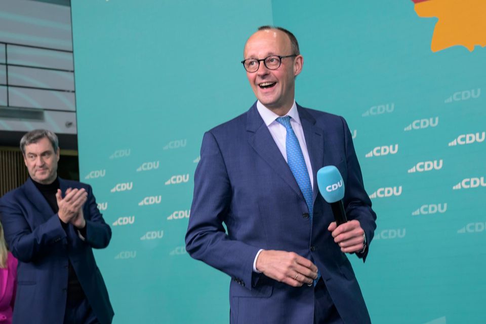 Seçim galibi Friedrich Merz, Berlin'deki CDU genel merkezinde büyük sahneye çıkıyor ve kutlanıyor