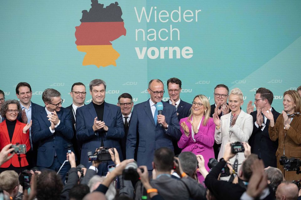 Am 23. Februar 2025 steht fest, dass Merz der nächste Bundeskanzler wird. Die Union gewinnt die Bundestagswahl mit 28,5 Prozent. Zwar ist das Ergebnis nicht glamourös, trotzdem kann der CDU-Chef nun versuchen, eine Koalition mit der geschlagenen SPD zu bilden. 