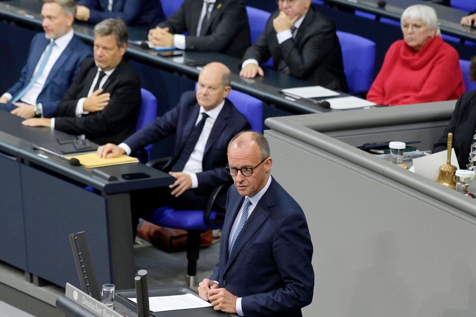 Merz übernimmt auch die Rolle des Fraktionschefs im Bundestag. Damit ist er Oppositionsführer und kann die zerstrittene Ampelkoalition von Bundeskanzler Olaf Scholz als prominenter Redner angreifen. Er sorgt aber auch für einen Tabubruch, als er in Kauf nimmt, dass die rechtsextreme AfD einem Antrag der Union zur Migrationspolitik zustimmt. Dennoch betont Merz immer wieder, dass es mit ihm keine Zusammenarbeit mit der AfD geben werde.