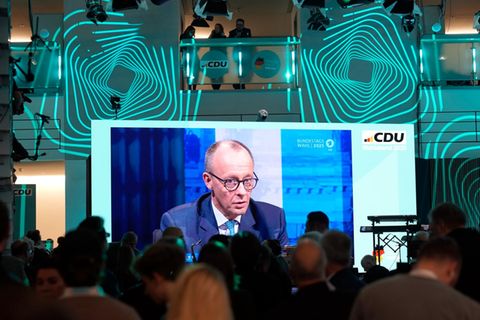 Friedrich Merz ist am Wahlabend in der CDU-Zentrale auf einem großen Bildschirm zu sehen