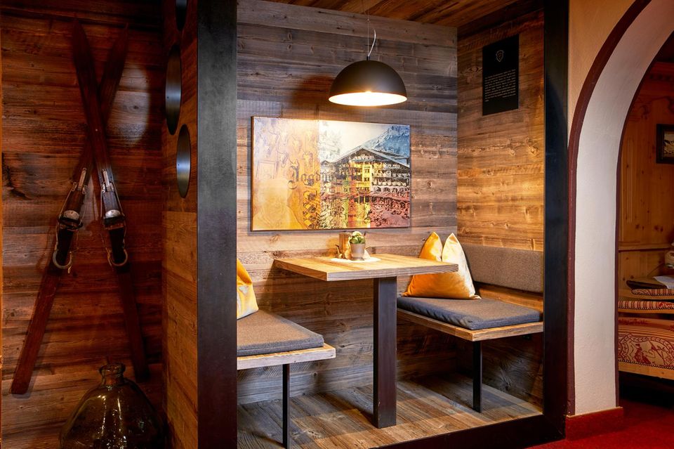 Verschiedene Sitzgelegenheiten in der urigen Lobby laden zum Verweilen und Socializing ein
