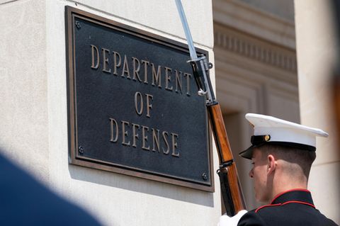 Ein US-Soldat steht mit Gewehr mit aufgesetztem Bajonett am Pentagon in Washington