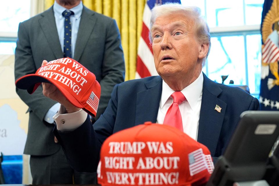 Trump sitzt an seinem Schreibtisch im Weißen Haus