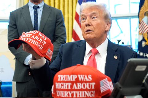 Trump sitzt an seinem Schreibtisch im Weißen Haus