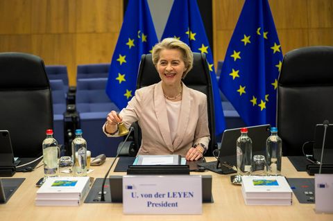 EU-Kommissionspräsidentin Ursula von der Leyen sitzt an einem Tisch vor EU-Flaggen und klingelt eine Klocke