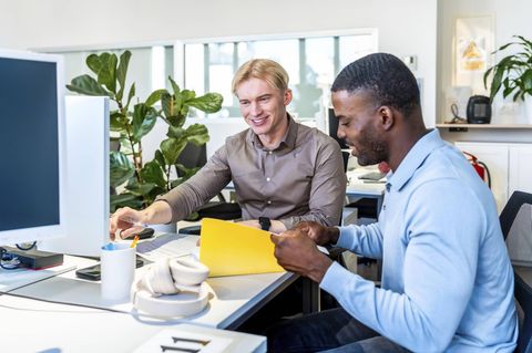 zwei Geschäftsmänner sitzen am Arbeitsplatz