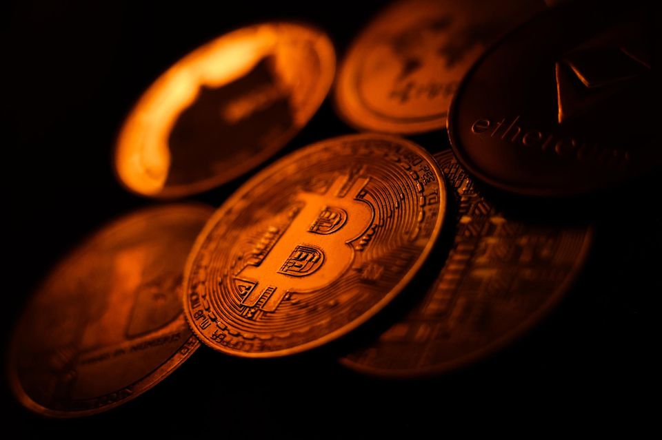 Das Logo und der Schriftzug Bitcoin/Dollar ist auf einer Handelsplattform zu sehen.