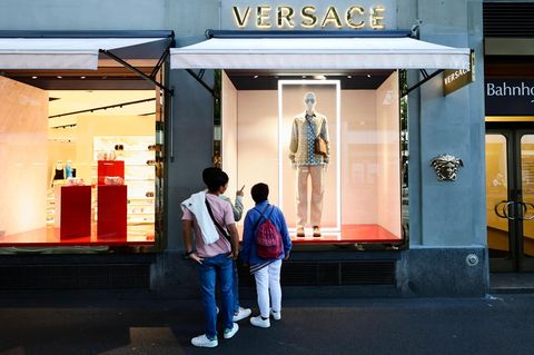 Versace, die Luxus-Marke mit dem Medusa-Logo, steht zum Verkauf