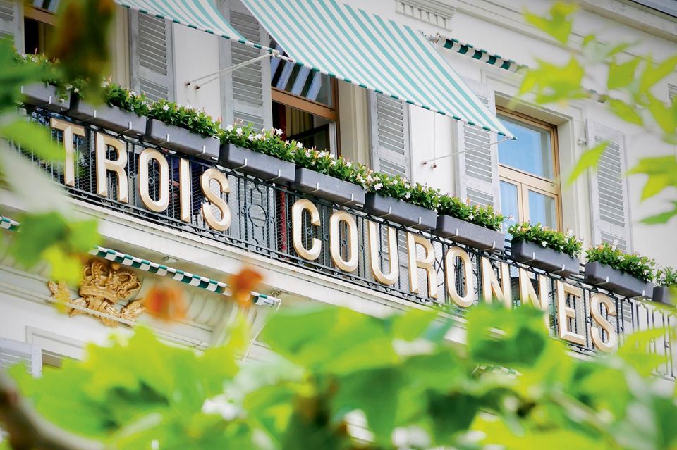 Schriftzug Trois Couronnes auf der Fassade des Hotels
