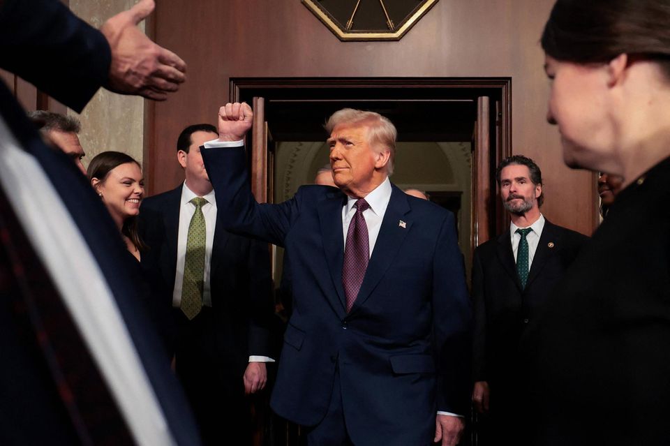 US-Präsident Donald Trump reckt die Faust im US-Kongress