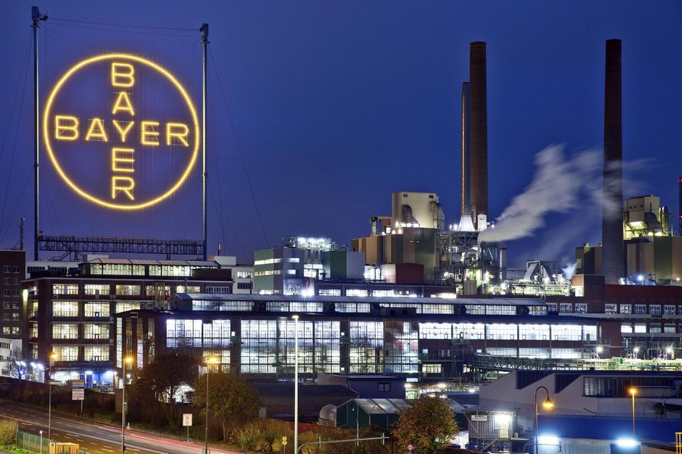 Bayer-Kreuz in der blauen Stunde auf dem Werksgelände der Bayer AG