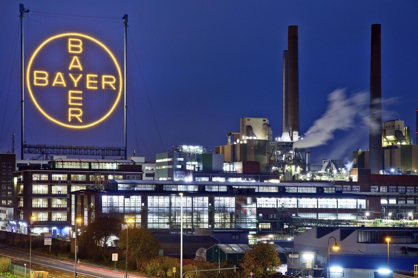 Bayer-Kreuz in der blauen Stunde auf dem Werksgelände der Bayer AG