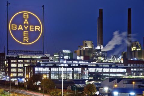 Bayer-Kreuz in der blauen Stunde auf dem Werksgelände der Bayer AG